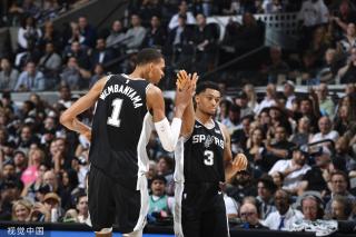 球迷们欢欣 球迷们欢欣